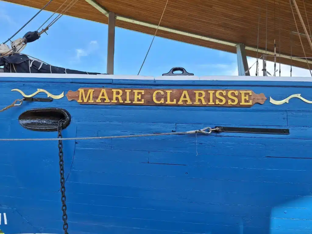 Vieux bateau avec le nom de Marie Clarisse apposé dessus
